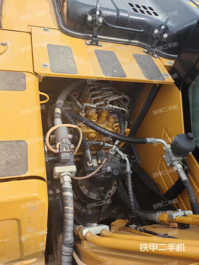 回转马达和主控阀（整机外观）