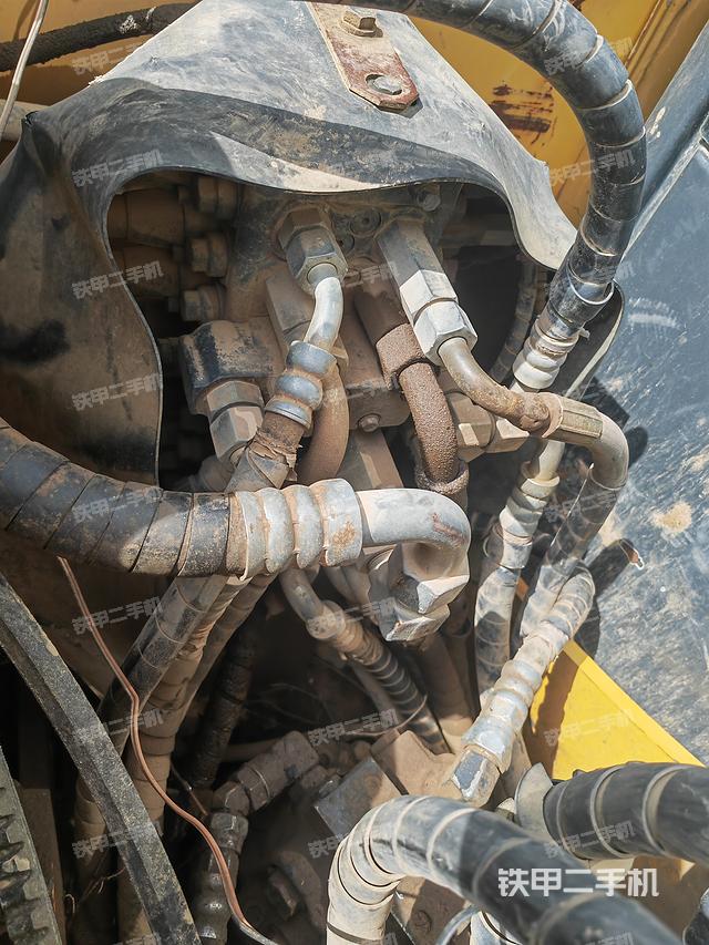 回转马达和主控阀（整机外观）