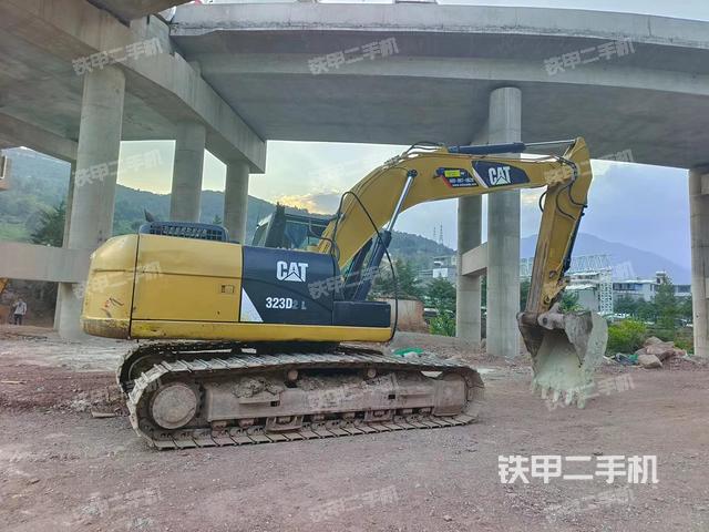 卡特彼勒323D2L挖掘机
