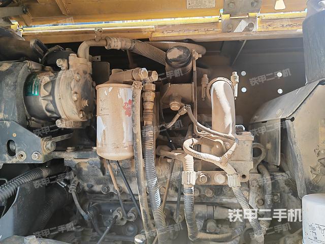 液压泵舱室正面整体（整机外观）