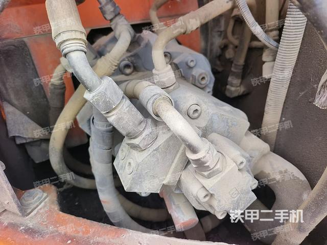 液压泵舱室正面整体（整机外观）