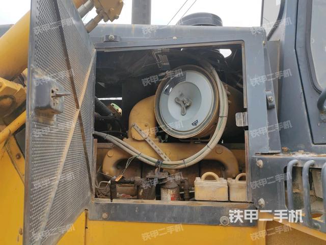 發(fā)動機左側(cè)全景（推土機發(fā)動機艙）