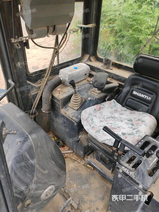 駕駛室內(nèi)部全景（推土機駕駛室）