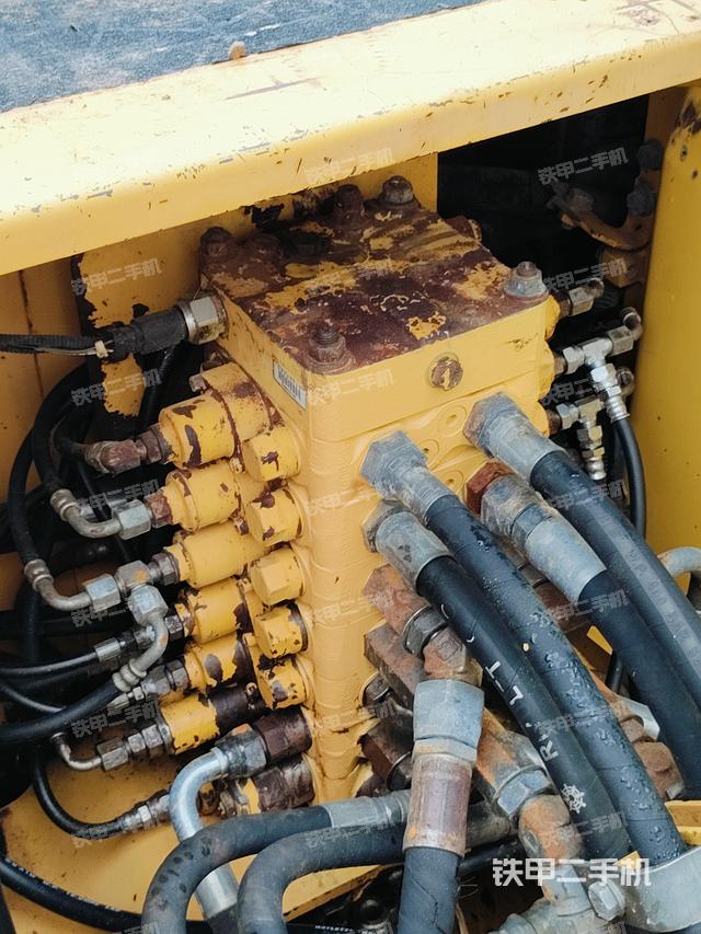 回转马达和主控阀（整机外观）