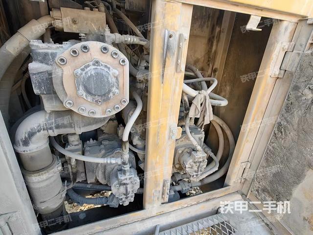 液压泵舱室正面整体（整机外观）