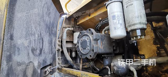 液压泵舱室正面整体（整机外观）