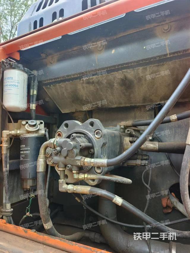 液压泵舱室正面整体（整机外观）