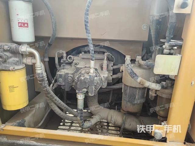 液压泵舱室正面整体（整机外观）