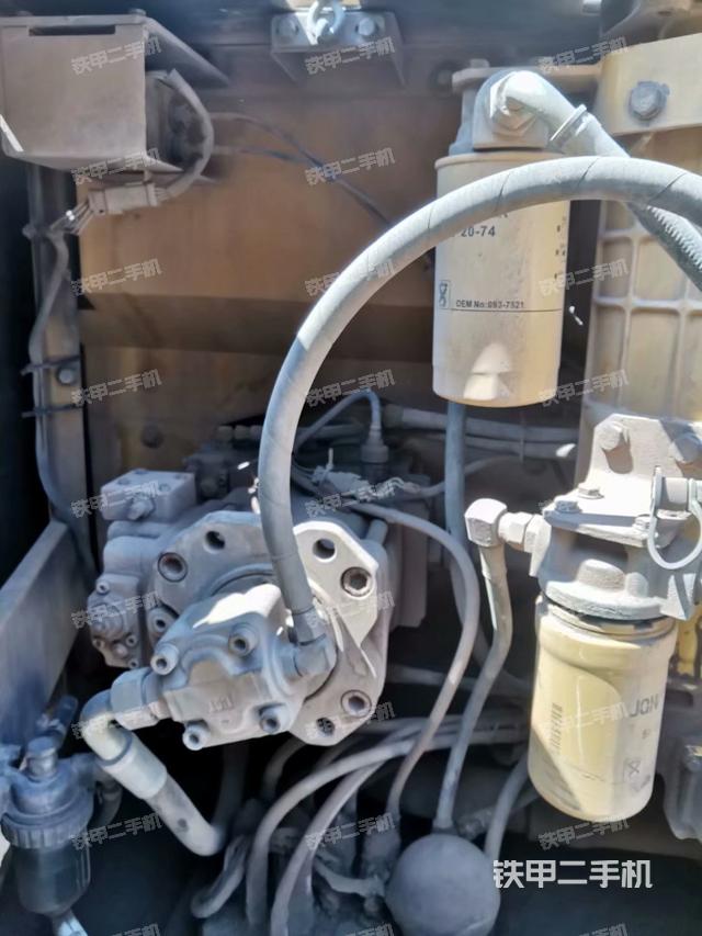 液压泵舱室正面整体（整机外观）