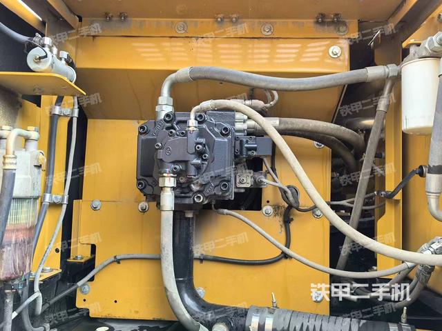 液压泵舱室正面整体（整机外观）