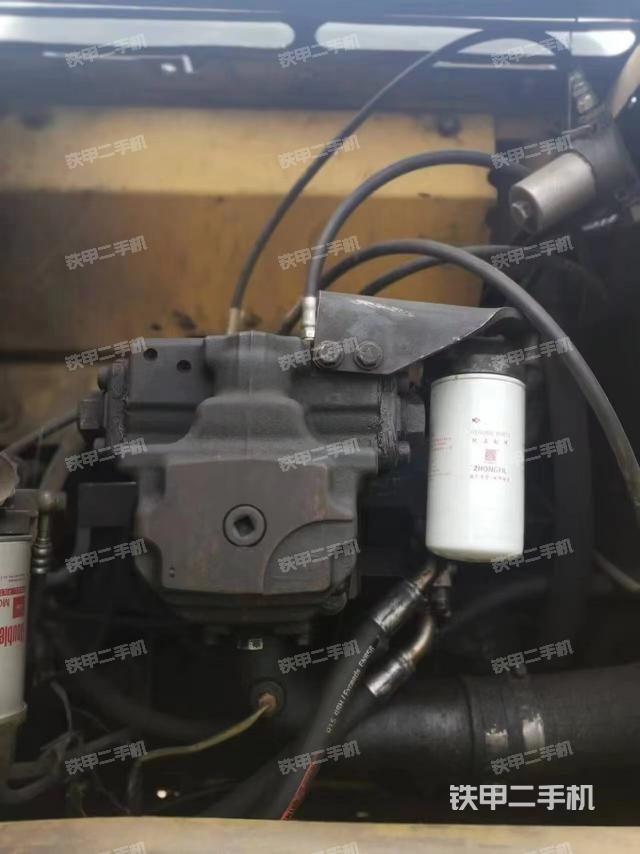 液压泵舱室正面整体（整机外观）