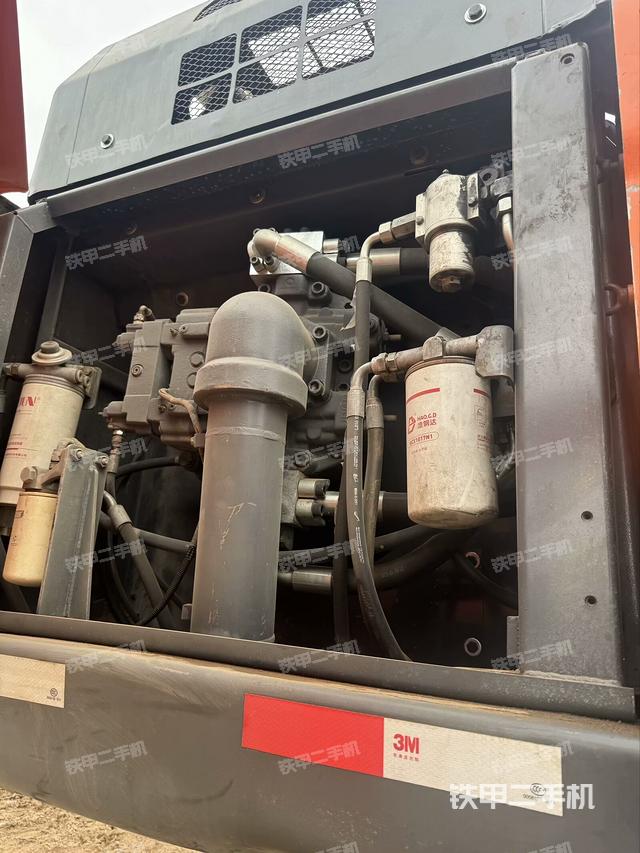 液压泵舱室正面整体（整机外观）