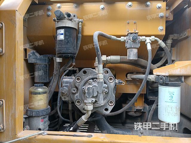 液压泵舱室正面整体（整机外观）