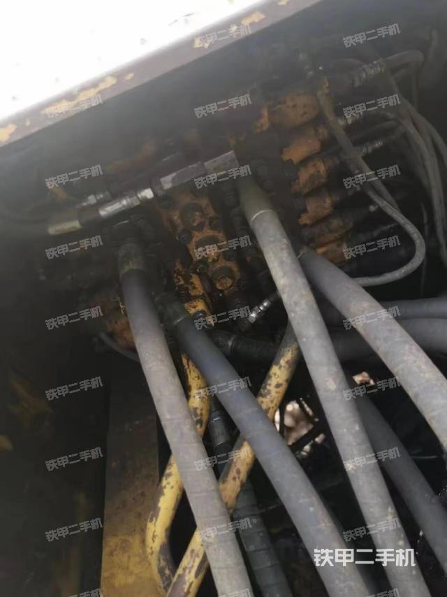 回转马达和主控阀（整机外观）