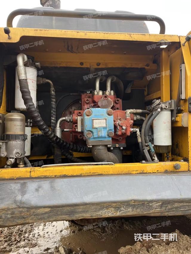 液压泵舱室正面整体（整机外观）