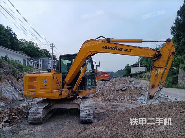 龙工CDM6075挖掘机