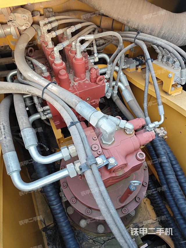 回转马达和主控阀（整机外观）