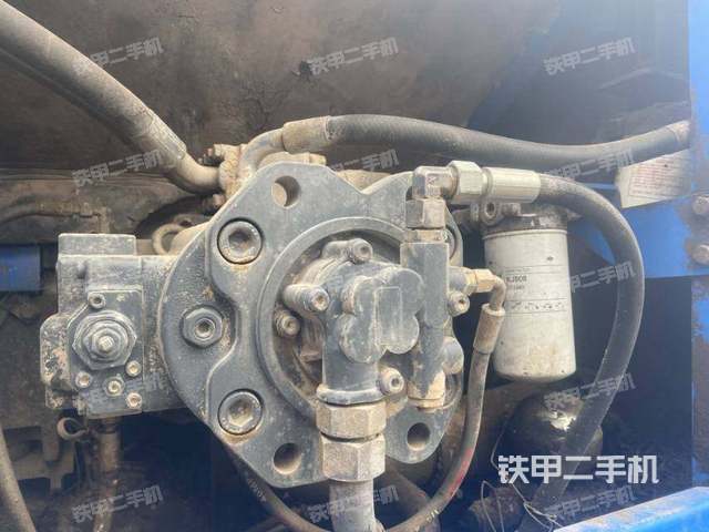 液压泵舱室正面整体（整机外观）