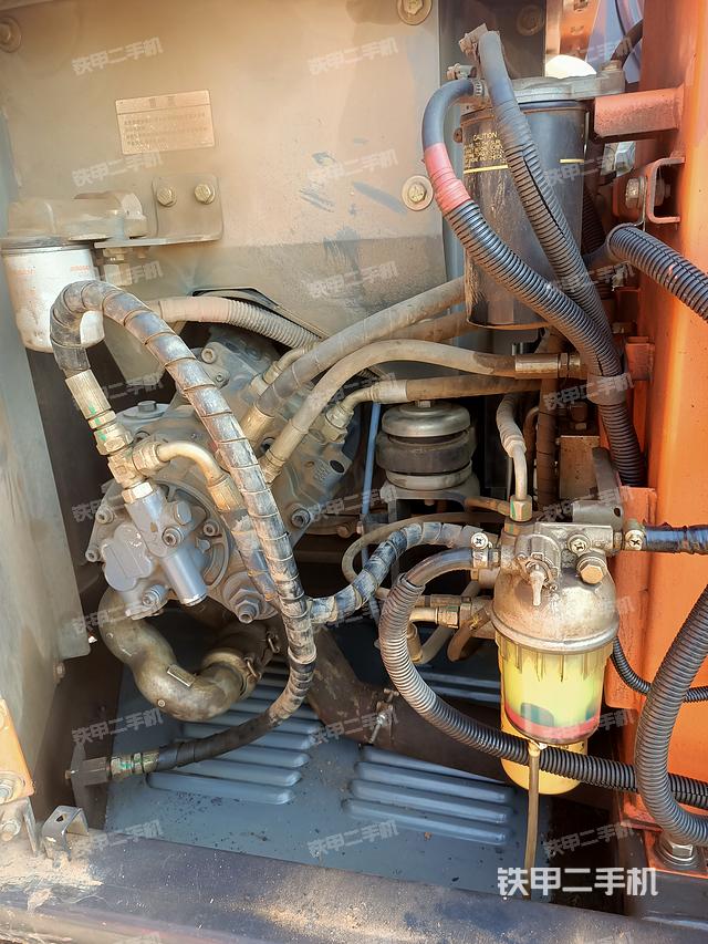 液压泵舱室正面整体（整机外观）