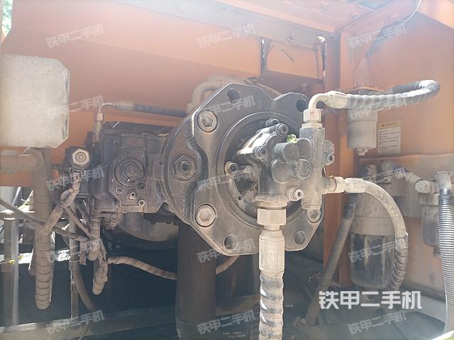 液压泵舱室正面整体（整机外观）