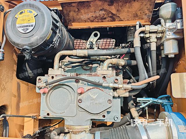 液压泵舱室正面整体（整机外观）