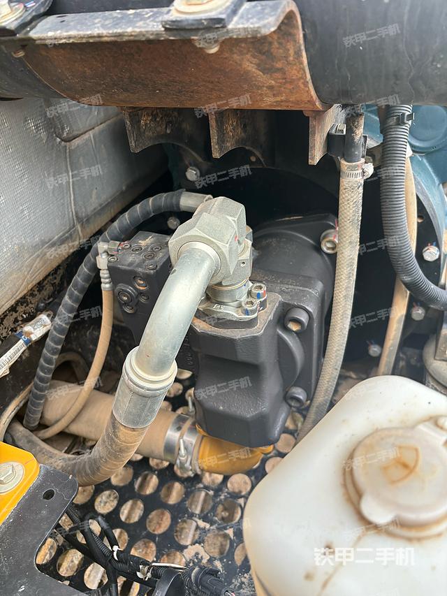 液压泵舱室正面整体（整机外观）