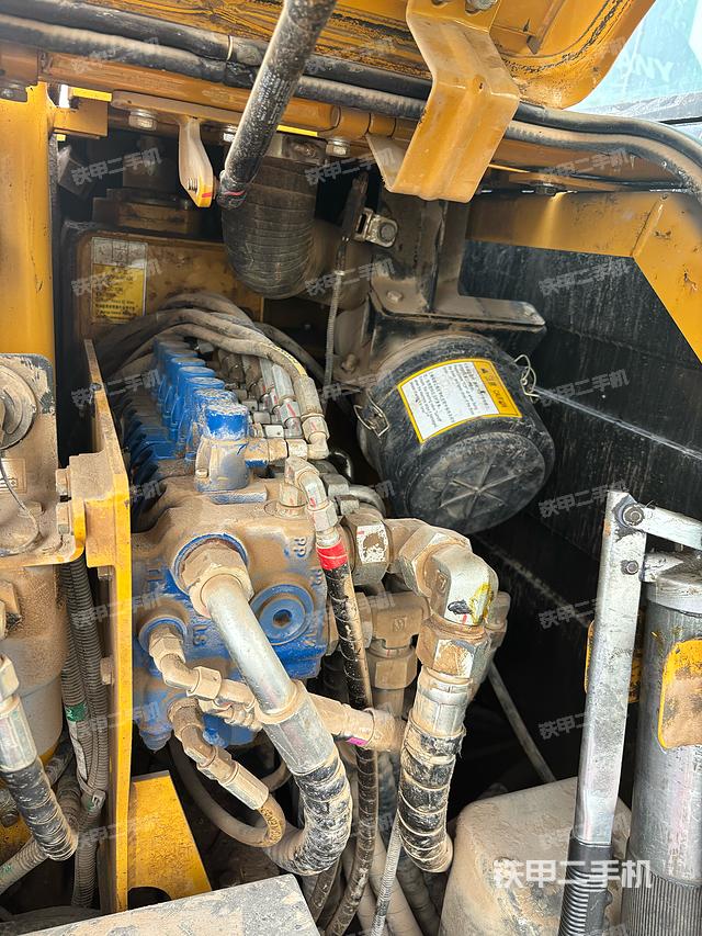 回转马达和主控阀（整机外观）