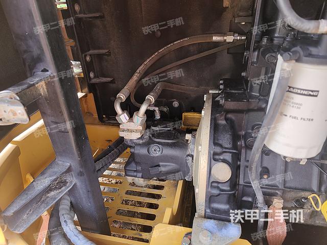 液压泵舱室正面整体（整机外观）