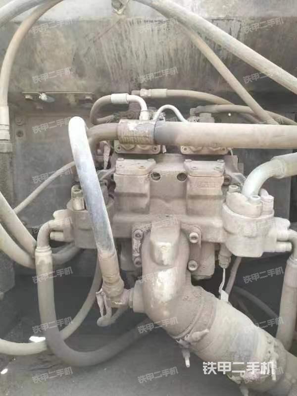 液压泵舱室正面整体（整机外观）