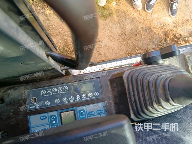 座椅左側(cè)控制臺/音響/含左手柄(駕駛室部分) 座椅左側(cè)控制臺/音響/含左手柄(駕駛室部分)