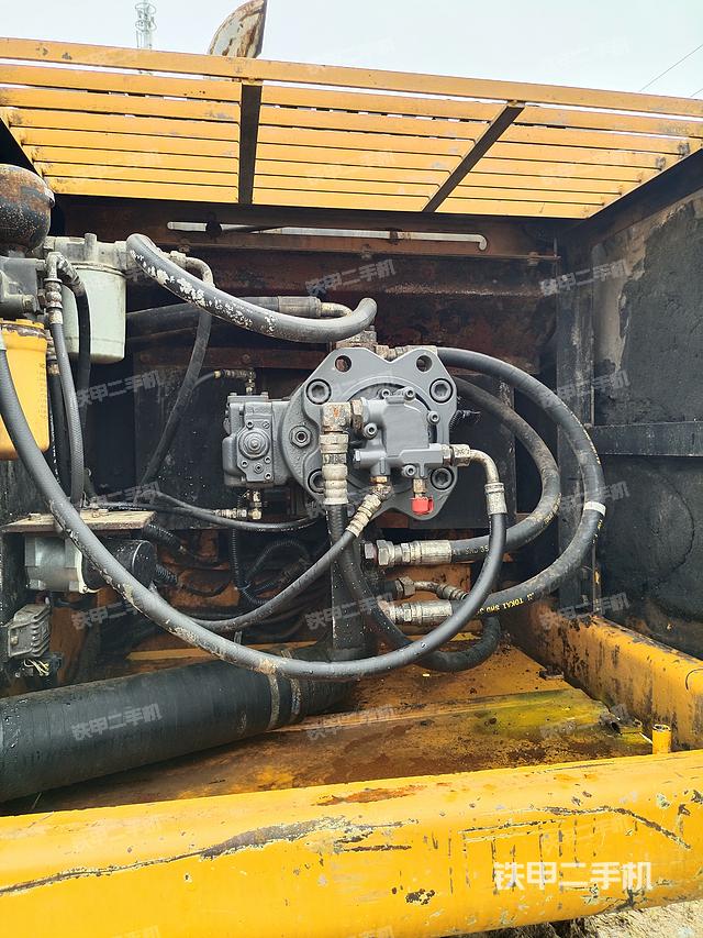 液压泵舱室正面整体（整机外观）