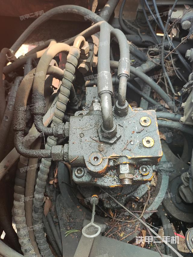 回转马达和主控阀（整机外观）