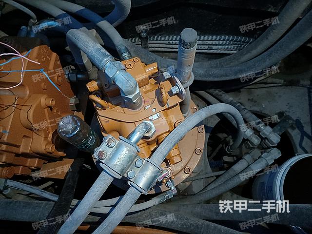 回转马达和主控阀（整机外观）