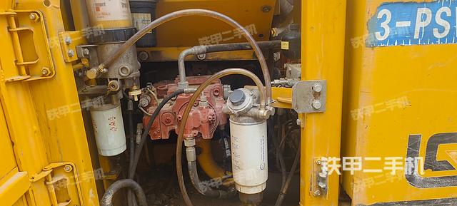 液压泵舱室正面整体（整机外观）