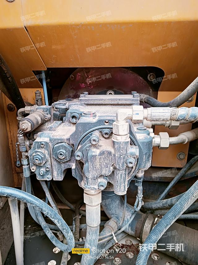 液压泵舱室正面整体（整机外观）