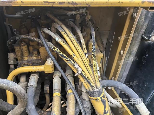 回转马达和主控阀（整机外观）