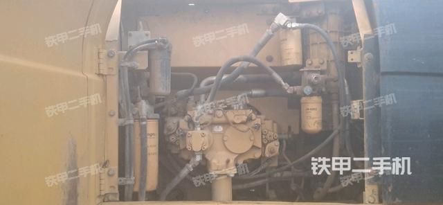 液压泵舱室正面整体（整机外观）