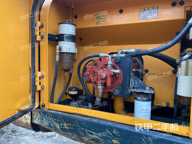 液压泵舱室正面整体（整机外观）