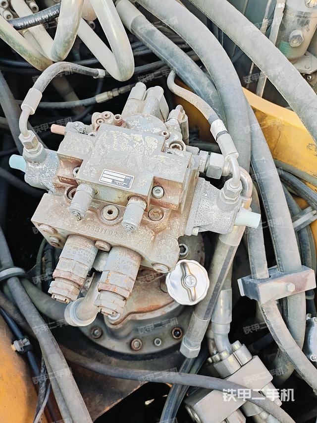 回转马达和主控阀（整机外观）