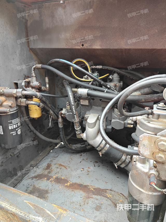 液压泵舱室正面整体（整机外观）