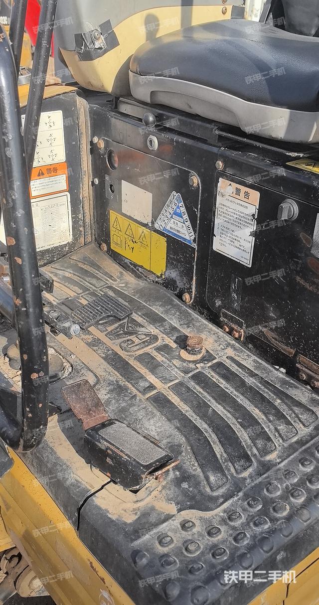 液压泵舱室正面整体（整机外观）