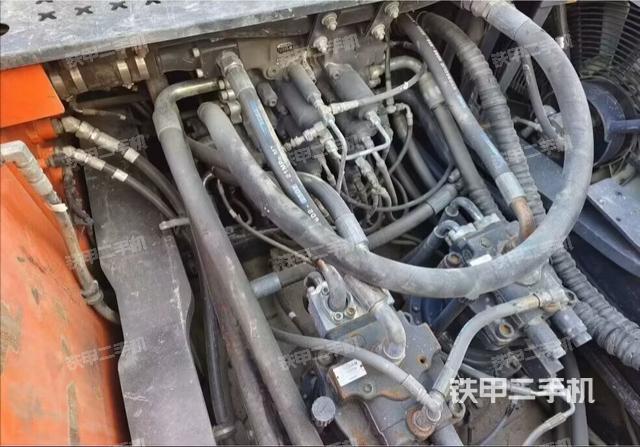 回转马达和主控阀（整机外观）