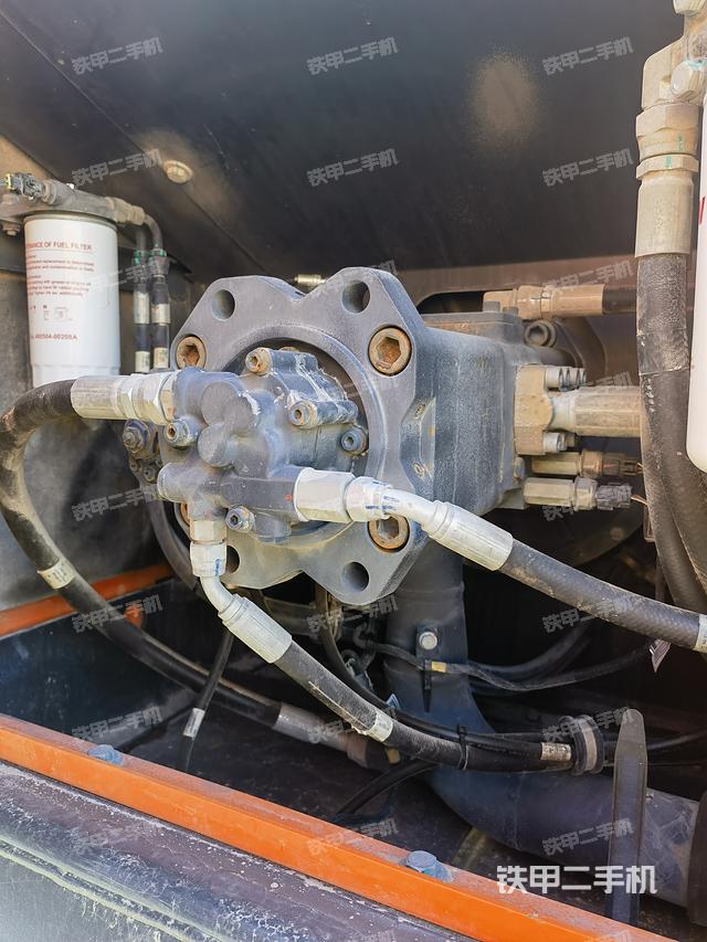 液压泵舱室正面整体（整机外观）