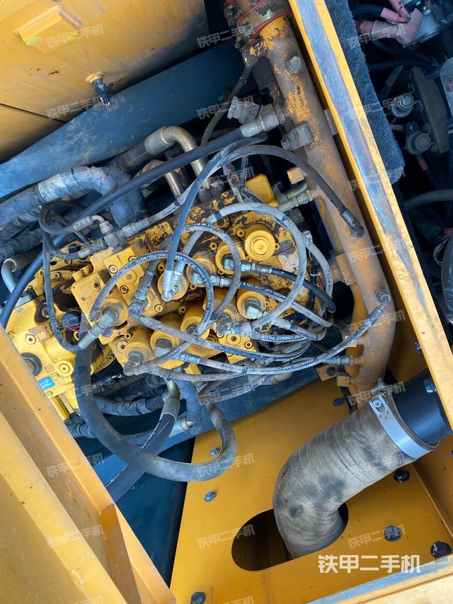 回转马达和主控阀（整机外观）