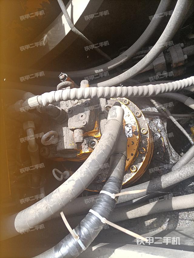 回转马达和主控阀（整机外观）