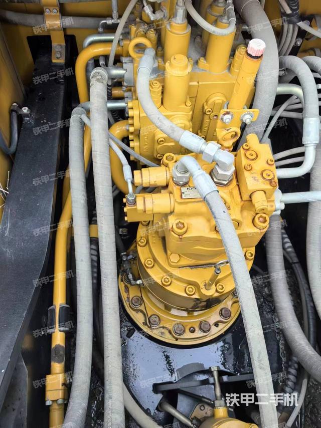 回转马达和主控阀（整机外观）