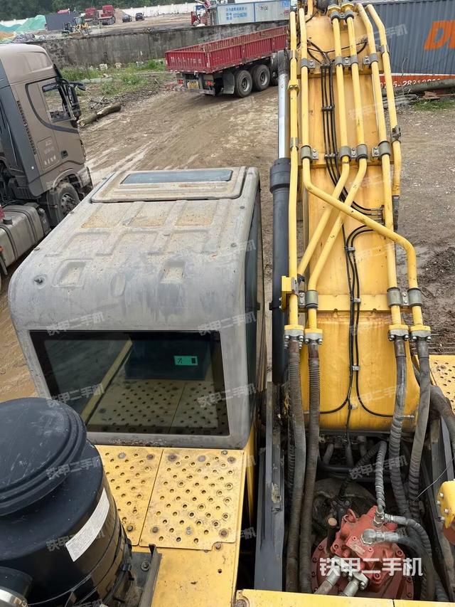 驾驶室顶部（整机外观）