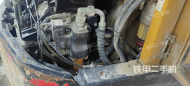 液压泵舱室正面整体（整机外观）