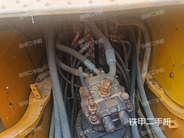 回转马达和主控阀（整机外观）