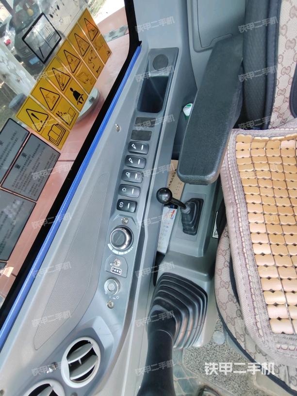 座椅右侧控制台/钥匙门/油门/含右手柄（驾驶室部分）